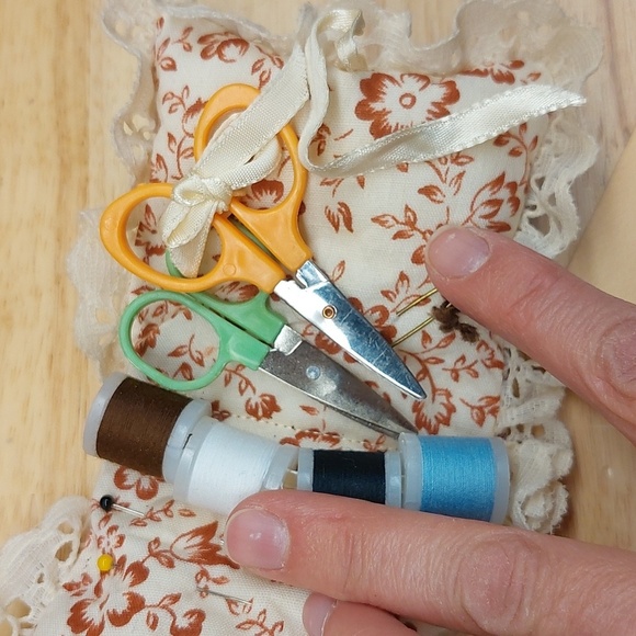 Vintage Mini Sewing kit Floral Lace - Picture 4 of 4